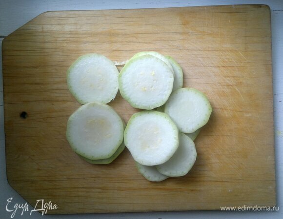 Кабачок вымыть, обсушить, нарезать кружками.