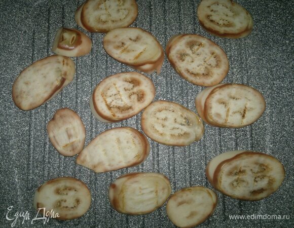 Сковороду-гриль смазать растительным маслом. Обжарить на сковороде кружки белого баклажана с обеих сторон.