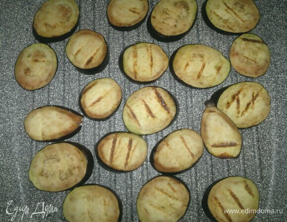 Обжарить на сковороде кружки баклажана.