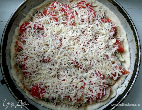 Сыр натереть на мелкой терке и посыпать пиццу. Поставить форму с пиццей в духовку, разогретую до 220°C, на 15–20 мин. Ориентируйтесь при выпечке на свою духовку.