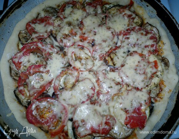 Вкусная и полезная пицца с овощами готова.