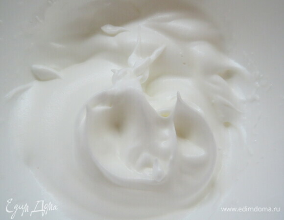 Готовим бисквит дакуаз. Белки взбиваем до пышной пены, постепенно вводим сахар и взбиваем до устойчивой пены.