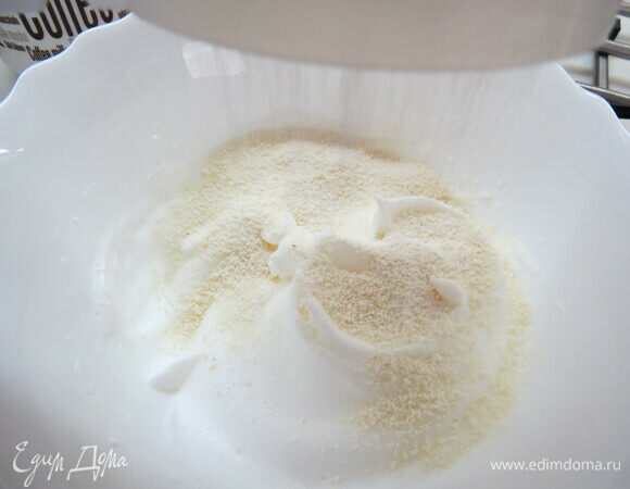 Миндальную муку, пшеничную муку и сахарную пудру перемешиваем, добавляем в белковую массу. Выпекаем 20 минут при температуре 160–170°C. Обрезаем до 16 см.