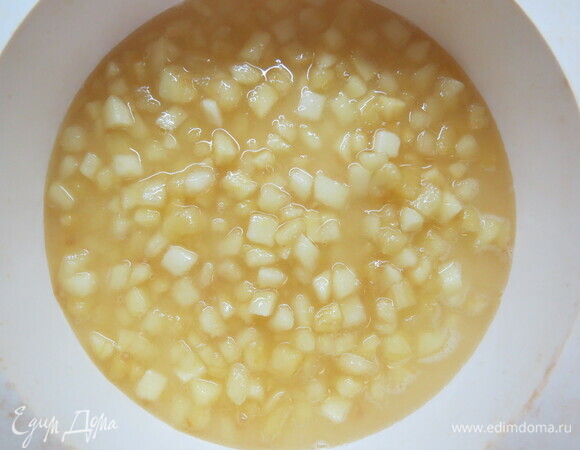 Сахар смешиваем с пектином и дождиком всыпаем в подогретое пюре. Постоянно помешивая, доводим до кипения. Добавляем лимонную кислоту и выливаем в кольцо. Замораживаем.