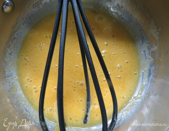 Варим крем англез (желтки перемешиваем с сахаром и добавляем в сливки) до 82°C, снимаем с огня, процеживаем, добавляем заранее замоченный желатин. Важно не переварить крем, а то получится омлет.