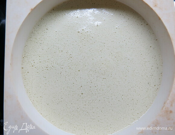 10 г измельченной мяты добавляем в крем, выливаем в кольцо с замороженным компоте и замораживаем.