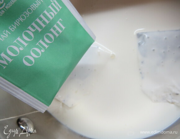 Готовим мусс «Молочный улун». Сливки ароматизировать чаем молочный улун горячим способом: довести до кипения с чаем, дать настояться 10 минут под закрытой крышкой, затем процедить.