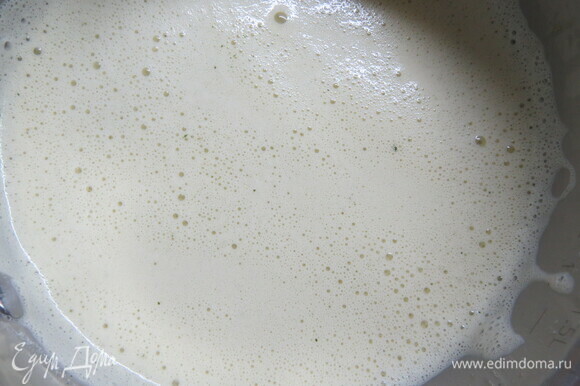Процеженные сливки смешиваем с молоком, ставим на плиту, начинаем нагревать. Добавляем в сотейник желтки, перемешанные с сахаром, доводим до 82°C при постоянном помешивании, при необходимости процеживаем.