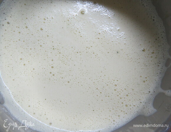 Процеженные сливки смешиваем с молоком, ставим на плиту, начинаем нагревать. Добавляем в сотейник желтки, перемешанные с сахаром, доводим до 82°C при постоянном помешивании, при необходимости процеживаем.