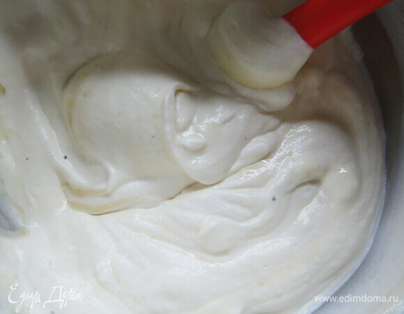 Готовим мусс. Желатин заранее замачиваем в холодной воде. Горячий крем англез выливаем на шоколад, перемешиваем до однородности, добавляем распущенный желатин, перемешиваем, даем остыть до 30–35°C. Сливки взбиваем до мягких пиков и добавляем крем англез с белым шоколадом.