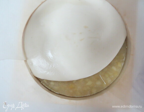 Прежде чем добавить сливки, приготовьте форму для сборки, достаньте из морозилки компоте с мятным кремю и бисквит. Торт собираем верх ногами. Выливаем на дно немного мусса, затем устанавливаем компоте с мятным кремю, сверху выливаем оставшийся мусс.