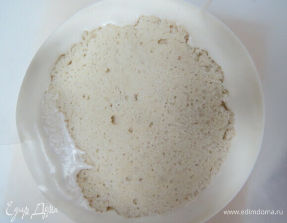 Сверху кладем круг бисквита. Ставим торт в холодильник до застывания.