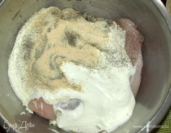 Куриное филе промыть, обсушить. Разрезать на несколько частей. Складываем в миску и добавляем сметану, фету, соль, перец и чеснок. Все хорошо перемешиваем.