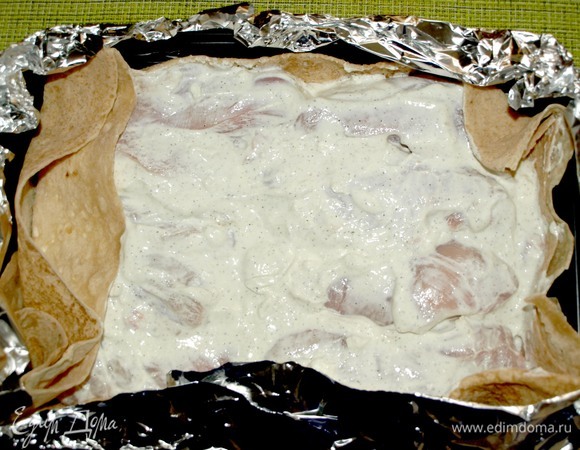 Выкладываем на лаваш подготовленное куриное филе, равномерно распределяя.