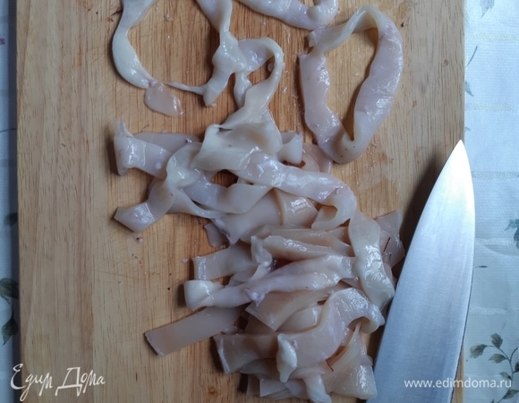 С кальмара снимаем пленку и режем его кольцами шириной примерно 1 см. Откладываем в отдельную емкость.