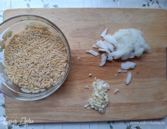 Режем мелко половину лука и 3 зубчика чеснока. Отмеряем 250 г риса. Выдавливаем сок из половинки лимона.