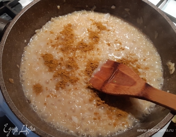 За 15 минут до готовности добавить 1 ст. л. куркумы