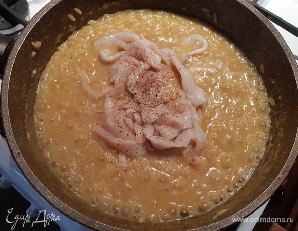 Как только приготовится рис, добавляем кальмары, соль и перец по вкусу.