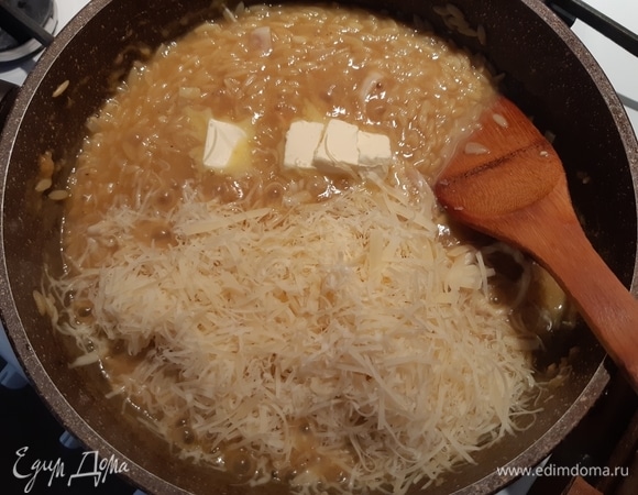 Как только перемешали рис с кальмаром, добавляем сыр, масло и лимонный сок, мешаем тщательно.