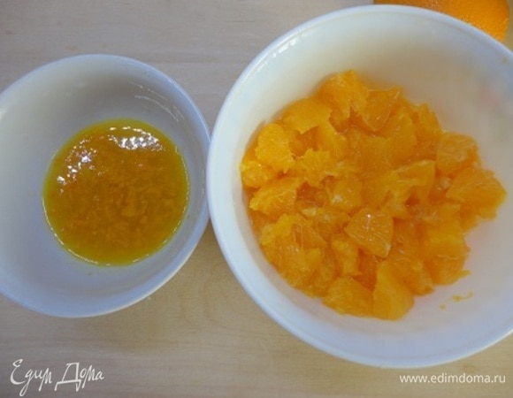 С одного апельсина снимите цедру. Мякоть двух апельсинов освободите от перегородок, нарежьте на кусочки. Выделившийся сок (примерно 4 ст.  л.) перелейте к цедре.