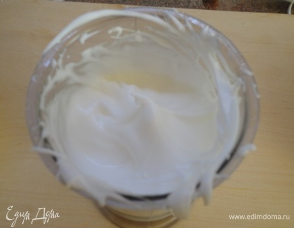 Взбивайте до устойчивых пиков.