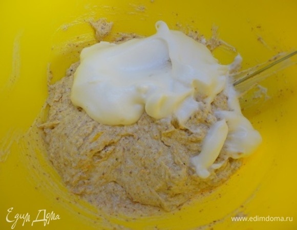 Осторожно введите белки в тесто, перемешивая движениями сверху вниз.