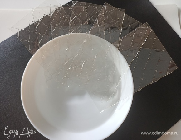 Желатин замачиваем в холодной воде.