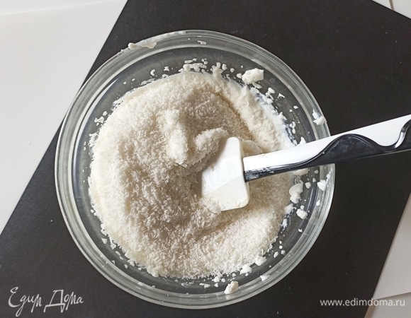 Рикотту взбиваем с сахаром, затем добавляем кокосовую стружку и перемешиваем.
