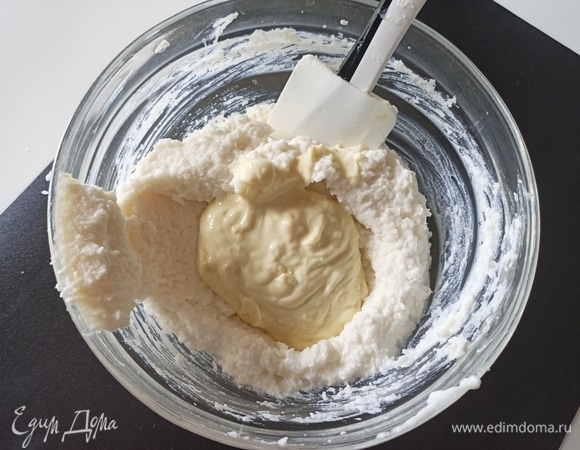 Белый шоколад (80 г) растапливаем на водяной бане и смешиваем с рикоттой.