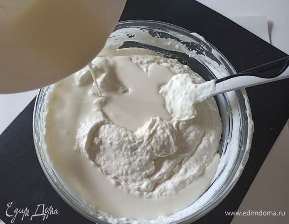 Подогреваем 80 мл сливок. Отжимаем желатин, добавляем к сливкам, хорошо перемешиваем до полного растворения желатина. Оставшиеся сливки взбиваем и все соединяем с рикоттой.