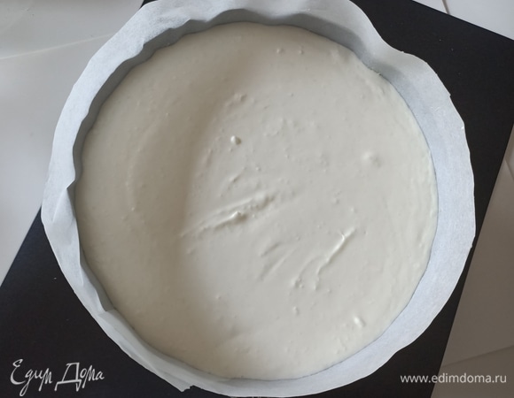 Достаем форму из холодильника. 1/3 крема оставляем, остальной выкладываем на рисовую основу, выравниваем поверхность. Отправляем в холодильник на 30 минут. Затем снова достаем нашу форму из холодильника, оставшийся крем перекладываем в кондитерский мешок и украшаем верх тортика. Отправляем в холодильник на 3–4 часа.