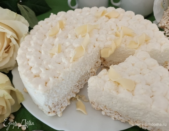 Готовый торт достаем из формы, украшаем белым шоколадом и подаем. Приятного аппетита!