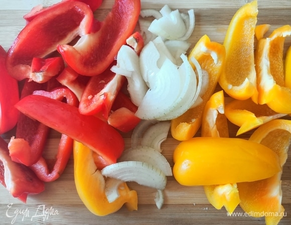 Крупно нарезаем лук и болгарский перец.