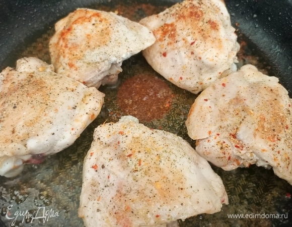 Разогреваем сковороду, наливаем оливковое масло и обжариваем куриные бедра с двух сторон до золотистого цвета. Посыпаем солью, перцем и любимыми приправами.