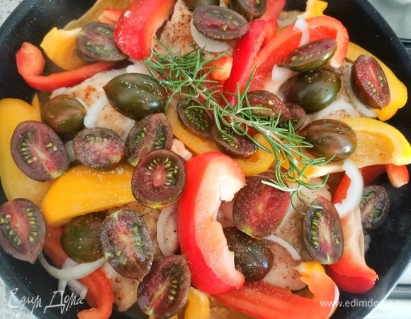 Затем добавляем вино, помидоры и веточку розмарина. Немного солим овощи, накрываем крышкой, убавляем огонь и тушим 30–40 минут.