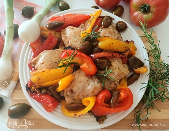 Готовые куриные бедра с овощами помещаем на блюдо, украшаем розмарином и подаем. Приятного аппетита!