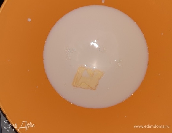 Молоко с маслом подогреть в микроволновке 2–3 минуты, чтобы масло растопилось.