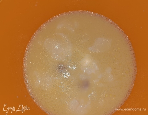 В подогретое молоко с маслом добавляем сметану, сахар, яйца и хорошо перемешиваем.
