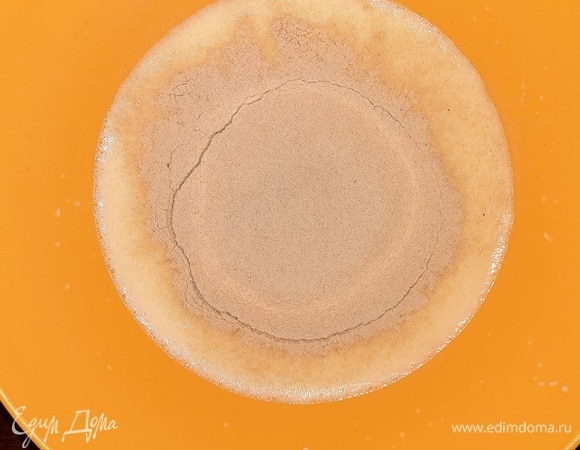 Просеиваем гречневую муку и снова перемешиваем.