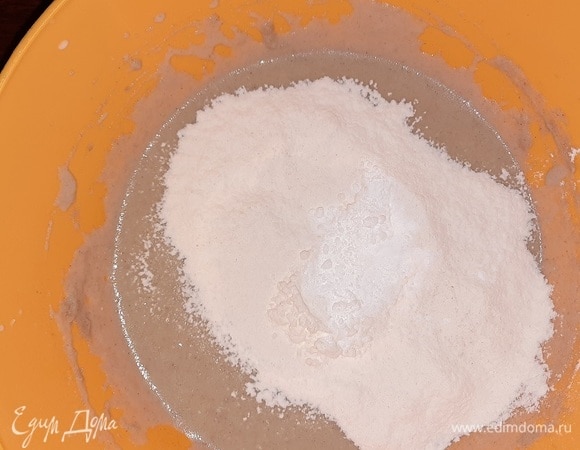 Затем добавим пшеничную муку и разрыхлитель. Смешиваем все венчиком или миксером.