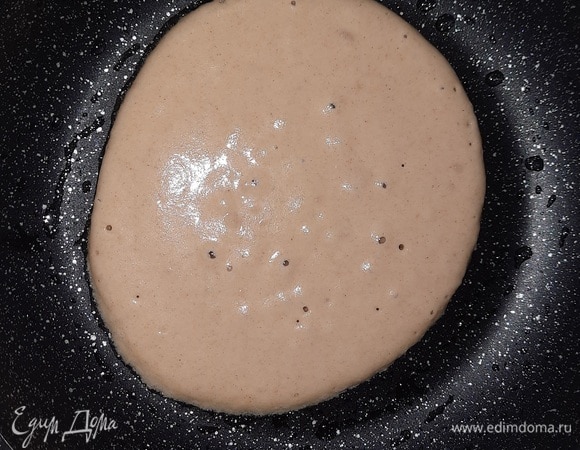 Смазываем сковороду растительным маслом, наливаем 1 или 0,5 половника теста (у меня маленький).