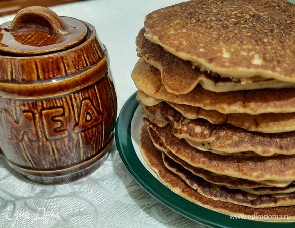 Наслаждаемся мини-блинчиками с медом или сметаной — как вам больше нравится!