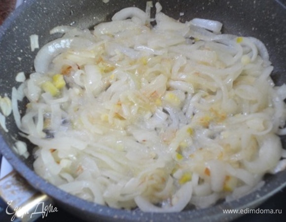 Лук нарезать полукольцами и потушить в горячем масле до прозрачности.