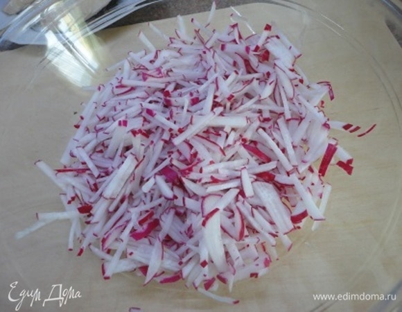 Редис нарезать соломкой.