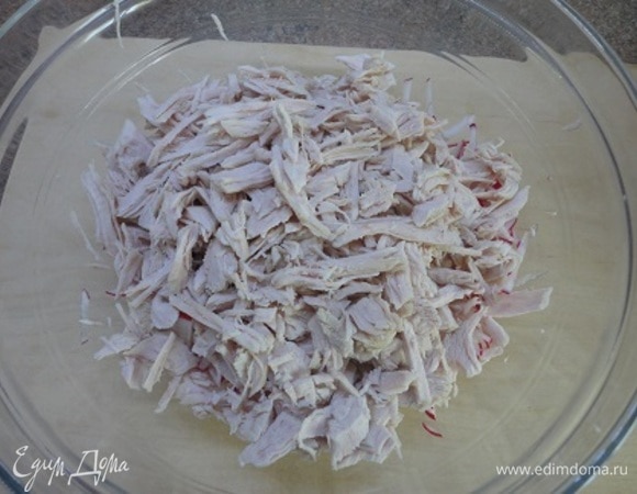 Мясо отварить и также нарезать соломкой или разобрать на волокна.
