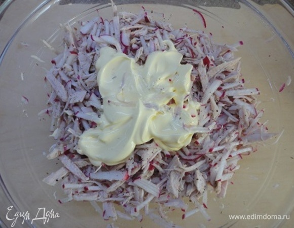 Соединить все ингредиенты, добавить специи и соль. Перемешать и заправить майонезом.