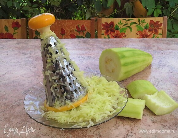 Натереть на крупной терке.