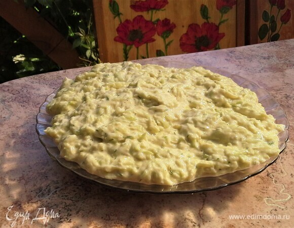 Посолить, поперчить, отжать сок. Добавить просеянную муку, яйца, укроп и хорошо перемешать. Тесто должно быть как на оладьи. Полученную массу разделить на три части — столько будет коржей.