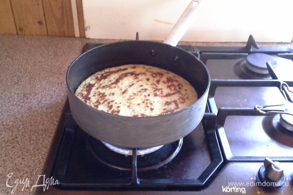 Коржи готовить на хорошо разогретой сковороде, слегка смазав ее растительным маслом. Жарить с обеих сторон минуты по 3 на среднем огне.