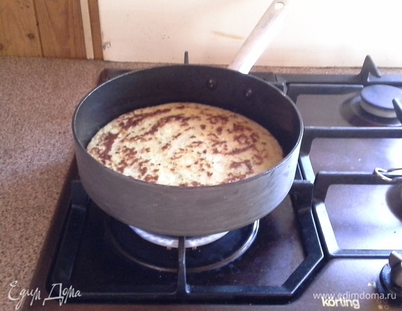 Коржи готовить на хорошо разогретой сковороде, слегка смазав ее растительным маслом. Жарить с обеих сторон минуты по 3 на среднем огне.